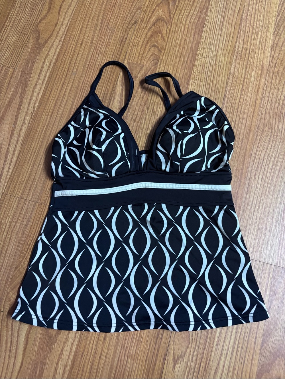 Jamaica Bay Women’s size 8 Black & White Patterned Tankini bathing suit Top